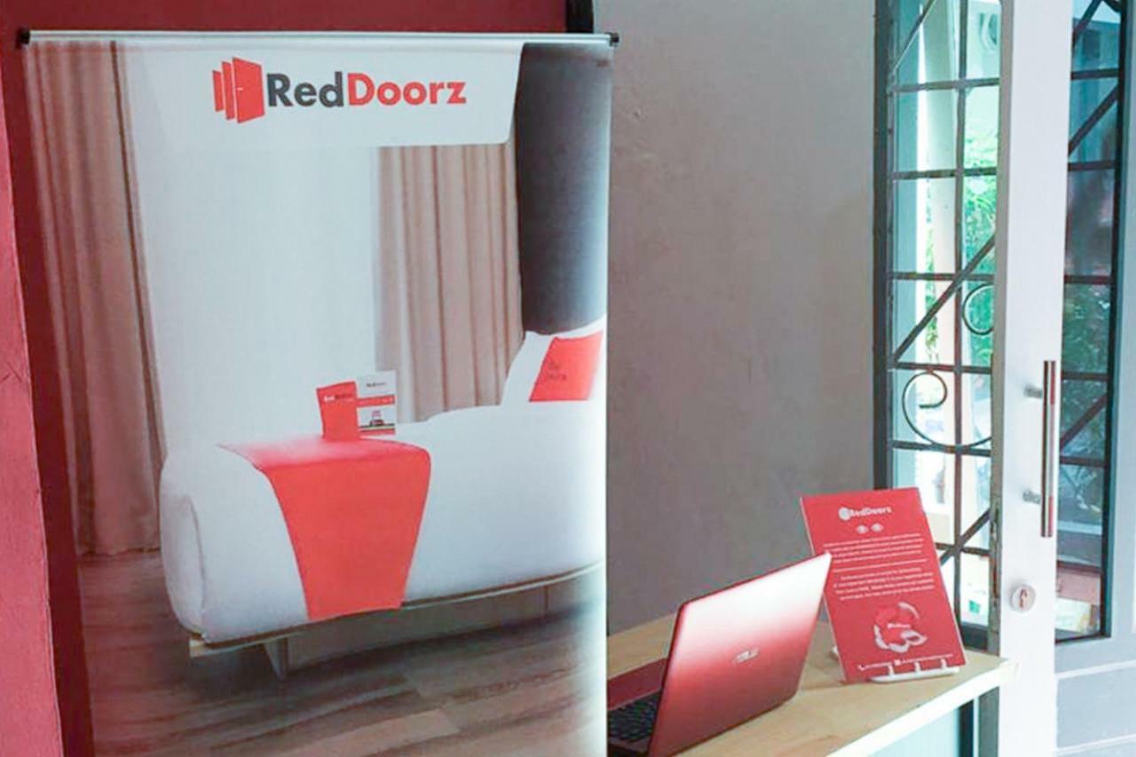 Reddoorz @ Simpang Lima Jupiter Hotel Соронг Екстериор снимка