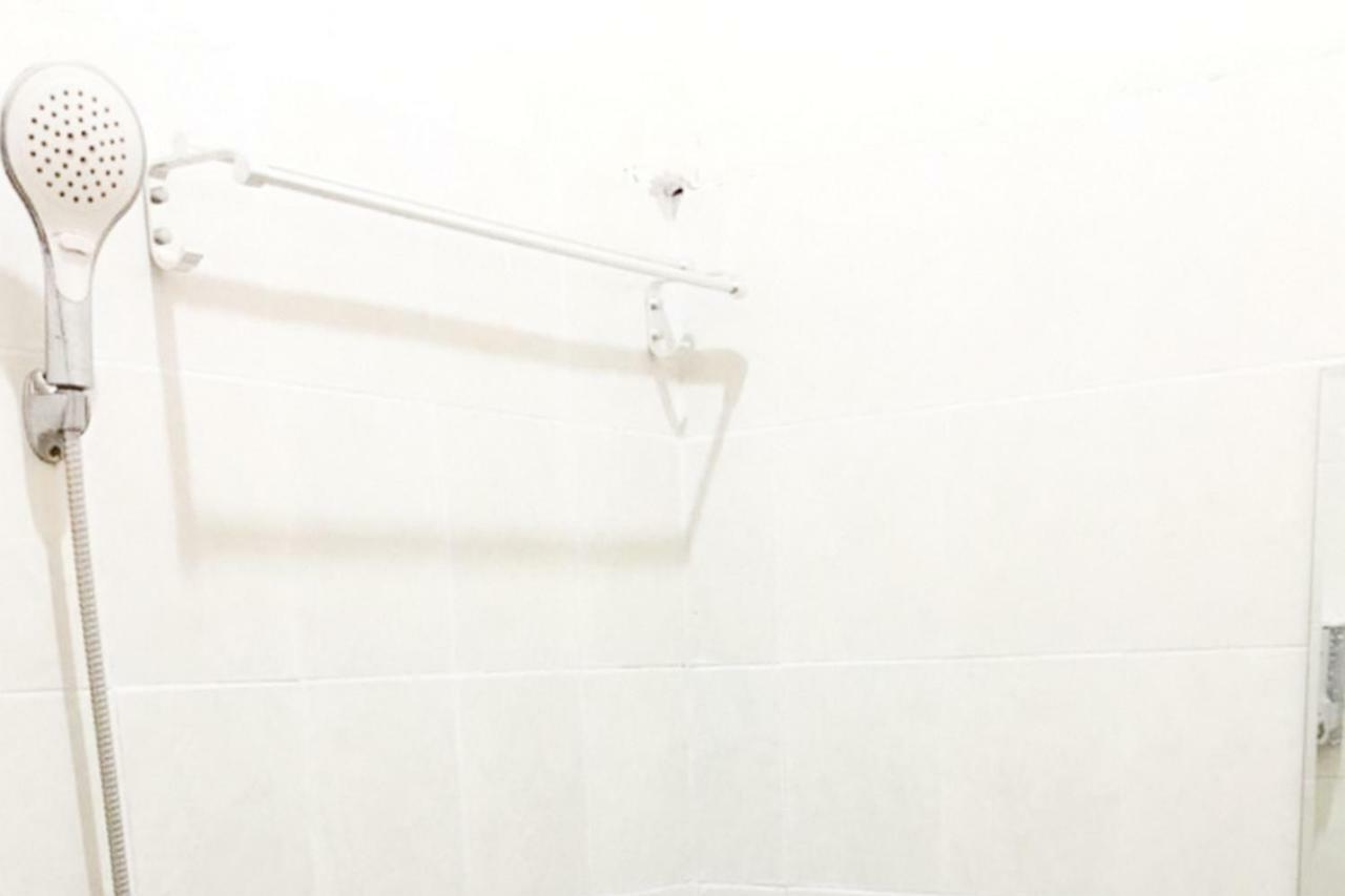 Reddoorz @ Simpang Lima Jupiter Hotel Соронг Екстериор снимка